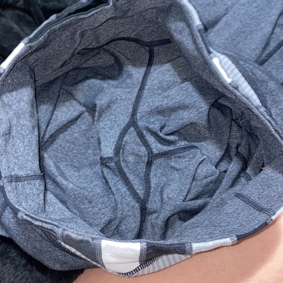 🌷Adorable Grey Lululemon flair reversible leggings with pattern on top! - Picture 12 of 13
